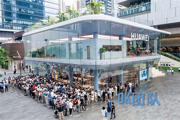 华为Mate70一小时预订量已破百万：门店出现列队长龙